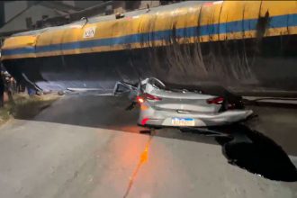 carreta esmaga carro