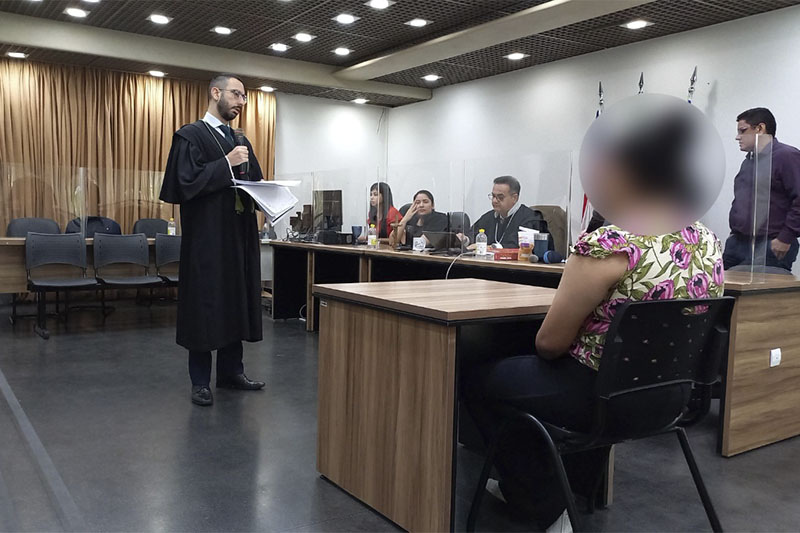 No tribunal, Raquel disse que pagou R$ 2,5 mil pela morte da mãe (Foto: Carlos de Souza/TJAM)