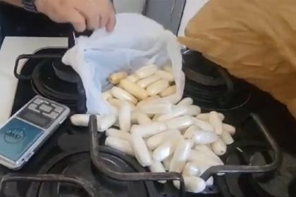 Policiais apreenderam cocaína em forma de cápsulas (Foto: PC-AM/Divulgação)