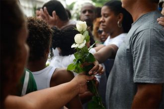 Familiares e amigos enterram, no Cemitério de Irajá, o corpo do menino Ryan Gabriel, de 4 anos, morto por bala perdida durante confronto entre traficantes (Foto: Fernando Frazão/ABr)