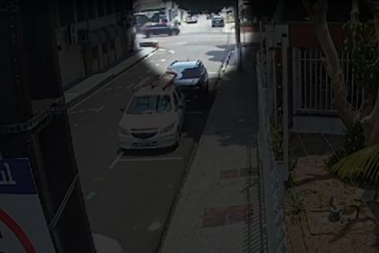 Câmera de segurança registrou momento em que carro e moto colidem (Imagem: Câmera de segurança/Reprodução)
