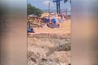 Acidente ocorreu quando trator realizava escavação no terreno (Imagem: Redes sociais/Reprodução)