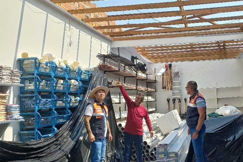 Agentes da Defesa Civil inspecionam comércio destelhado pelo vendaval em Juruá (Foto: Defesa Civil/Divulgação)