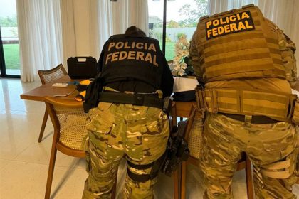 Agentes federais coletam documentos em operação em Manaus (Foto: PF/Divulgação)