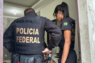 Agentes federais inspecionam material em operação contra abuso sexual infantojuvenil (Foto: PF/Divulgação)