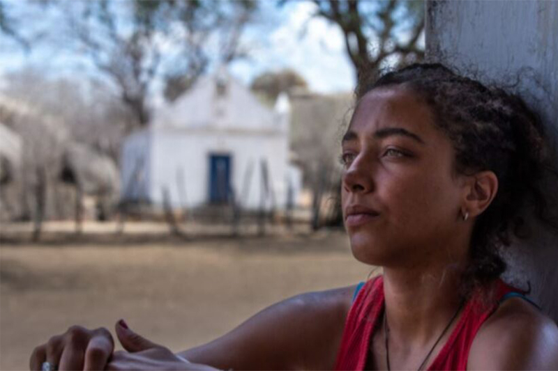 Alice Carvalho em cena de Cangaço Novo: protagonista também na Globo (Imagem: Prime Vídeo/Reprodução)