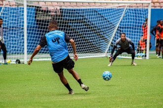 Jogadores treinaram chutes a gol para aperfeiçoar a pontaria (Foto: Jadison Sampaio/AMFC)