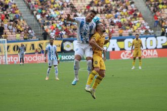 Amazonas (de amarelo) perdeu para o Paysandu e se complicou no quadrangular final da Série C (Foto: Jadison Sampaio/AMFC)