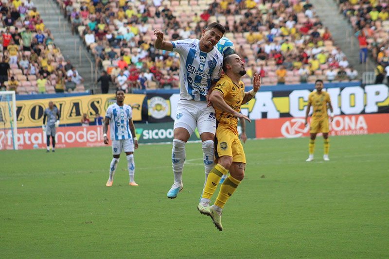 Amazonas (de amarelo) perdeu para o Paysandu e se complicou no quadrangular final da Série C (Foto: Jadison Sampaio/AMFC)