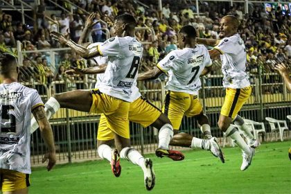 Jogadores do Amazonas festejam gol no triunfo sobre o Volta Redonda (Foto: Pietra Telles/Divulgação)