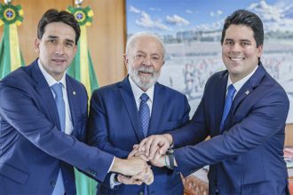 Ministros Silvio Costa Filho (Portos e Aeroportos) e André Fufuca com o presidente Lula: posse nos cargos (Foto: Ricardo Dtuckert/PR)