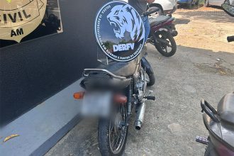 Moto roubada foi apreendida com suspeito de receptação (Foto: PC-AM/Divulgação)