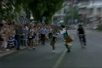 Vanderlei Cordeiro de Lima foi empurrado para fora da pista na Maratona de Atenas 2004 (Imagem: GE/YouTube/Reprodução)