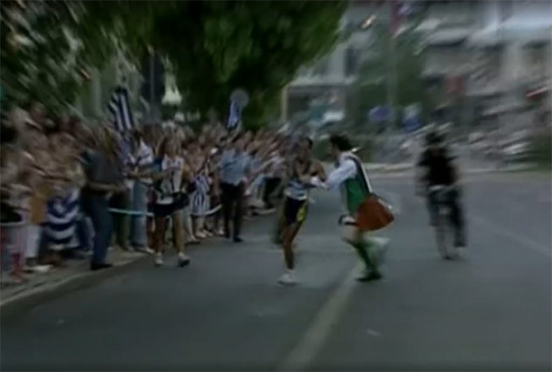 Vanderlei Cordeiro de Lima foi empurrado para fora da pista na Maratona de Atenas 2004 (Imagem: GE/YouTube/Reprodução)