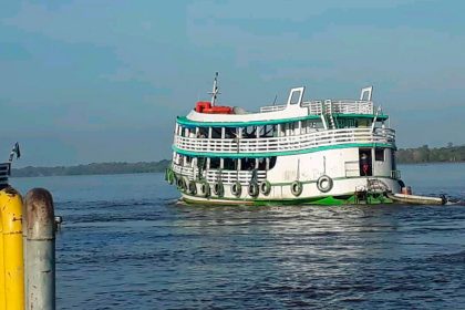 embarcação naufraga no Rio Amazonas