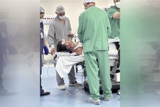Foto publicada nas redes sociais de Bolsonaro mostra presidente na mesa de cirurgia (Foto: @jairbolsonaro/Instagram/Reprodução)