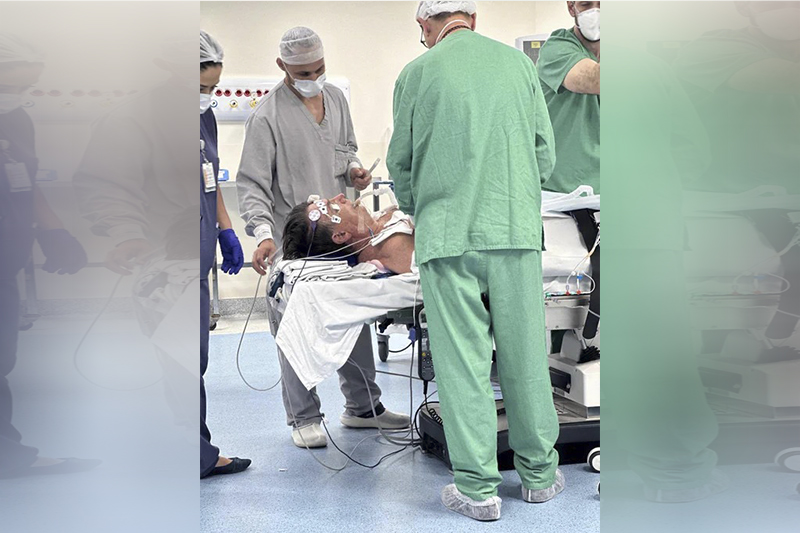 Foto publicada nas redes sociais de Bolsonaro mostra presidente na mesa de cirurgia (Foto: @jairbolsonaro/Instagram/Reprodução)