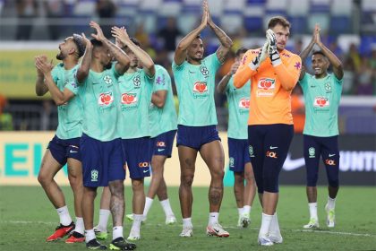 Jogadores aplaudem torcedores em treino do Brasil: nova formação tática (Foto: Vitor Silva/CBF)