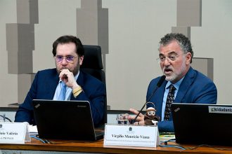 Senador Plínio Valério e Virgílio Viana, da FAS: depoimento na CPI das ONGs (Foto: Edilson Rodrigues/Agência Senado)