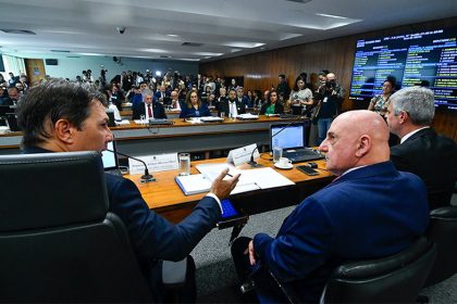 Deputado Arthur Maia e o general Gonçalves Dias na CPI do 8/1: troca de acusações entre bolsonaristas e governistas (Foto: Geraldo Magela/Agência Senado)