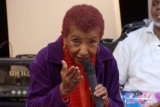 Cantora Leci Brandão passou mal, foi internada e se recupera em casa (Imagem: TV Cultura/YouTube/reprodução)