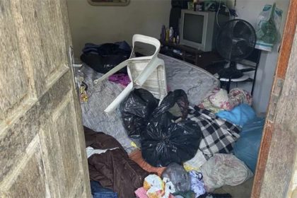 Casa onde mulher era mantida em cárcere tinha móveis e objetos espalhados (Foto: PM-RJ/Divulgação)