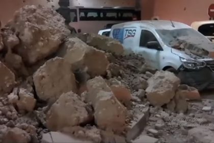 Carros foram soterrados por prédios que desabaram com o terremoto (Imagem: EuroNews/YouTube/Reprodução)