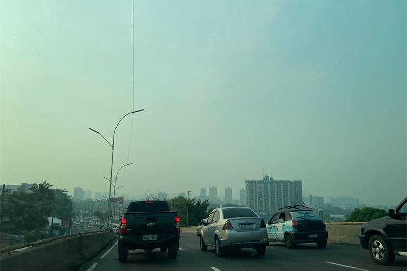 Viaduto Ayrton Senna na zona centro-sul de Manaus: fumaça encobre prédios (Foto: Felipe Campinas/AM ATUAL)