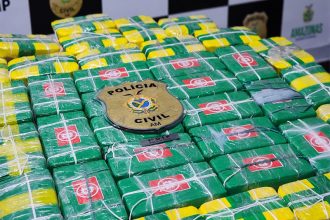 Cocaína estava em parede falsa de barco na orla de Manaus (Foto: Erlon Rodrigues/PC-AM)
