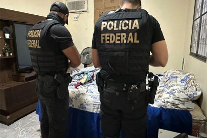 Agentes federais inspecionam casa de suspeito na Operação Quinta Ilegal (Foto: PAM/Divulgação)