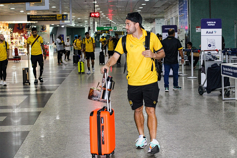 Diego Torres à frente dos companheiros de time no embarque para o Rio: em busca de nova vitória na Série C (Foto: Jadison Sampaio/AMFC)