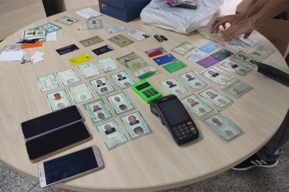 Identidades falsas e outras roubadas foram apreendidas com os suspeitos (Foto: Erlon Rodrigues/PC-AM/Divulgação)
