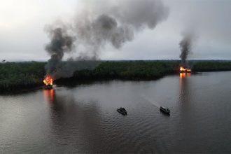 Dragas foram queimadas em rio do Amazonas: combate a crimes ambientais (Foto: CMA/Divulgação)