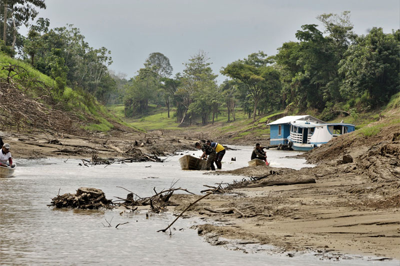 Seca dos rios tornou inviável acesso de estudantes a escolas no interior do Amazonas (Foto: Eduardo Cavalvante/Secom)