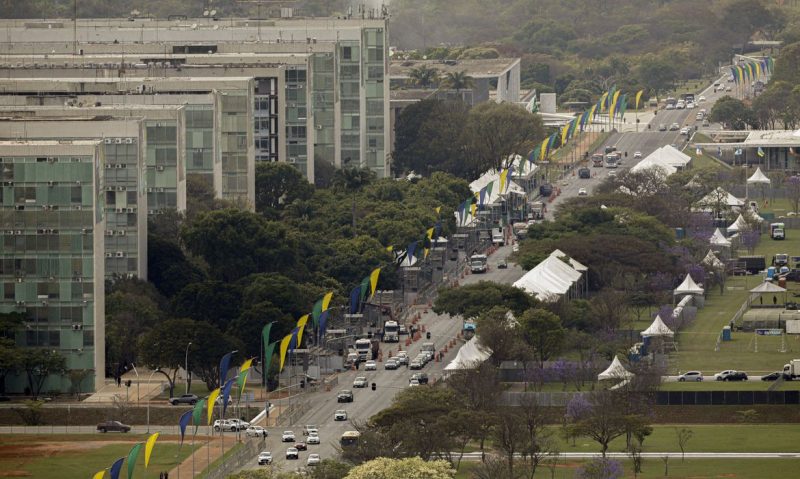 Vista da Esplanada dos Ministérios preparada para receber o desfile de 7 de Setembro (Foto: Joédson Alves/Agência Brasil)
