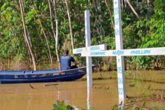 Em Atalaia do Norte, a equipe de vigilância indígena do Javari fincou cruzes no local onde tombaram Bruno Pereira e Dom Phillips (Foto: Ticiane Ribeiro/Opi.Isolados)