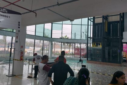 Vidros da área externa do Shopping Cidade Leste caíram durante forte temporal ( Foto: Divulgação)