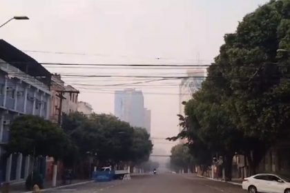 Avenida Eduardo Ribeiro no Centro de Manaus: fumaça encobre paisagem ao fundo (Imagem: Reprodução)
