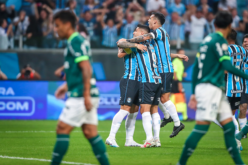 João Pedro é abraçado por colegas de time ao fazer o gol do Grêmio (Foto: Lucas Uebel/Grêmio FBPA)