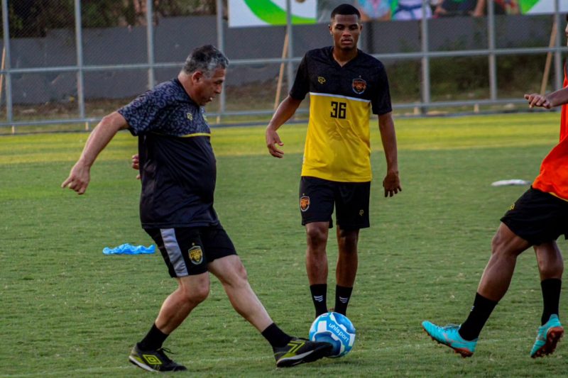 Luizinho Vieira, com a bola, conseguiu duas vitórias em dois jogos e mostra confiança no acesso (Foto: Jadison Sampaio/Amazonas FC)