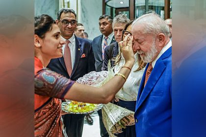 Presidente Lula ao chegar em Nova Déli para reunião do G20 (Foto: Ricardo Stuckert/PR)
