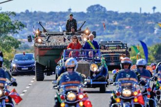 Presidente Luiz Inácio Lula da Silva, ao lado do Vice-presidente Geraldo Alckmin, participam do desfile Cívico-Militar de 7 de Setembro na Esplanada dos Ministérios em Brasília. (Foto: Ricardo Stuckert/PR)