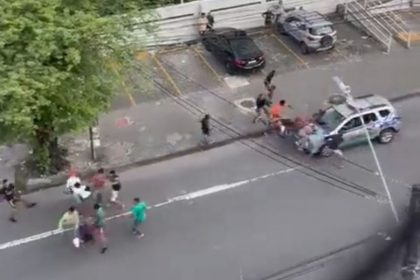 Carro da PM atropela homens que brigam na rua (Foto: Reprodução/Redes Sociais)