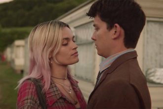 Maeve (Emma Mackey) e Otis (Asa Butterfield) vão se acertar em Sex Education (Imagem: Netflix/Reprodução)