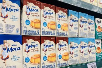 Composto lácteo é vendido ao lado de leite condensado em supermercado da zona leste de SP