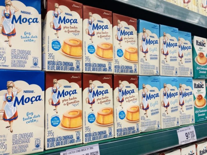 Composto lácteo é vendido ao lado de leite condensado em supermercado da zona leste de SP