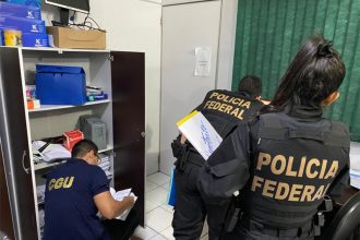 Agentes federais inspecionam documentos na Operação Hipóxia em Boa Vista (Foto: PF/Divulgação)