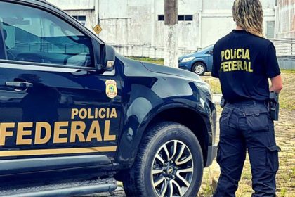 Agente federal faz busca em galpão no interior do Maranhão (Foto: PF/Divulgação)