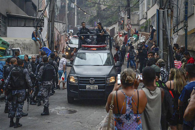 Policiais favela do Rio de Janeiro: ações de combate ao crime afetam economia (Foto: Fernando Frazão/ABr)