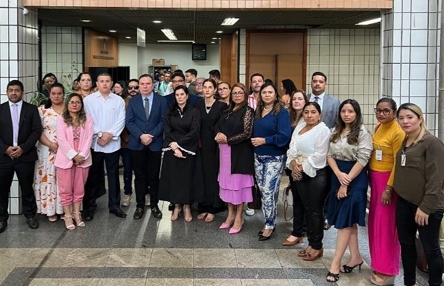 Presidente da OAB, advogados e advogadas criminalistas, na porta do Fórum Henock Reis (Foto: Reprodução/Instagram/@)jeancleuter)